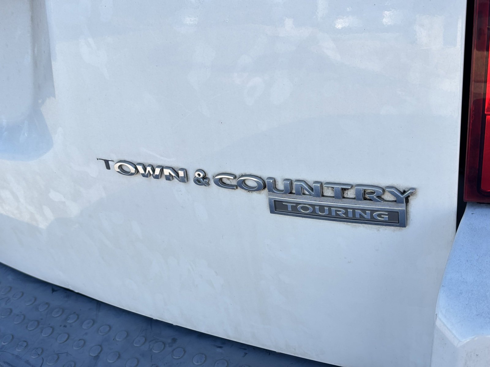 Used 2009 Chrysler Town & Country Touring image 3