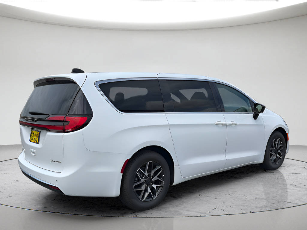 New 2027 Chrysler Pacifica Limited FWD image 3