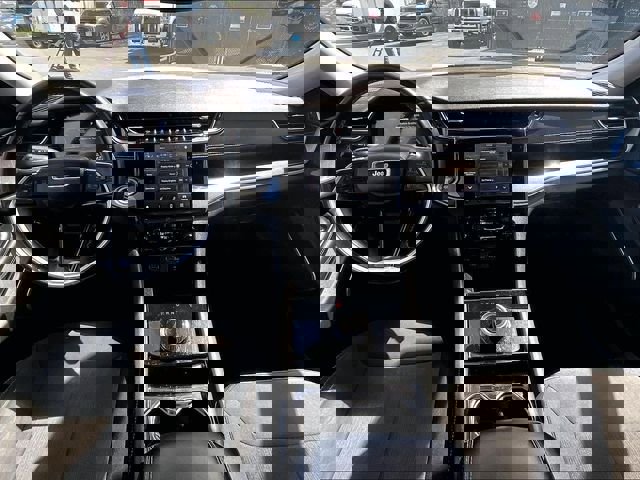 Used 2022 Jeep Grand Cherokee Laredo w/ Luxury Tech Group I AWD/4WD image 16