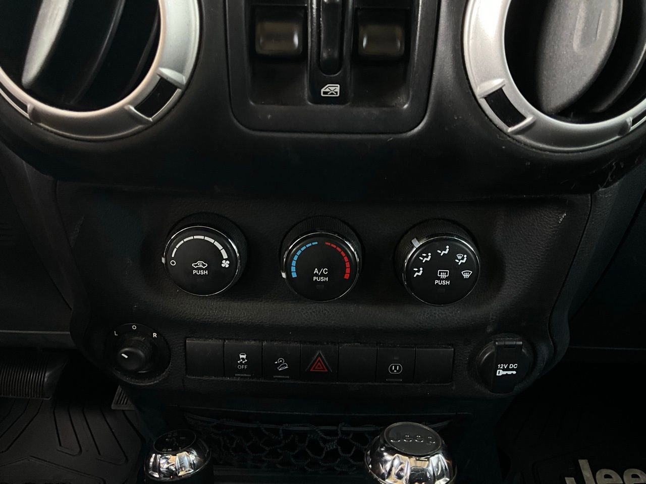 Used 2014 Jeep Wrangler Unlimited Sahara w/ Connectivity Group AWD/4WD image 22