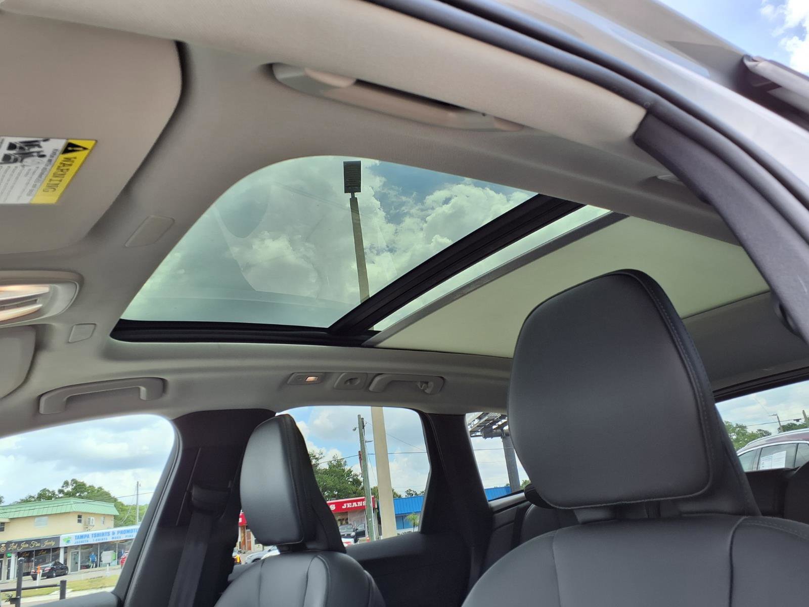 Certified 2025 Volvo XC60 B5 Core AWD/4WD image 24