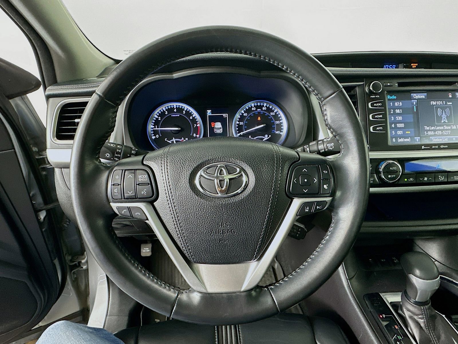 Used 2017 Toyota Highlander SE image 11