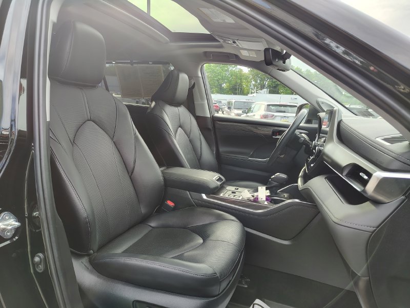 Used 2023 Toyota Highlander Limited AWD/4WD image 31