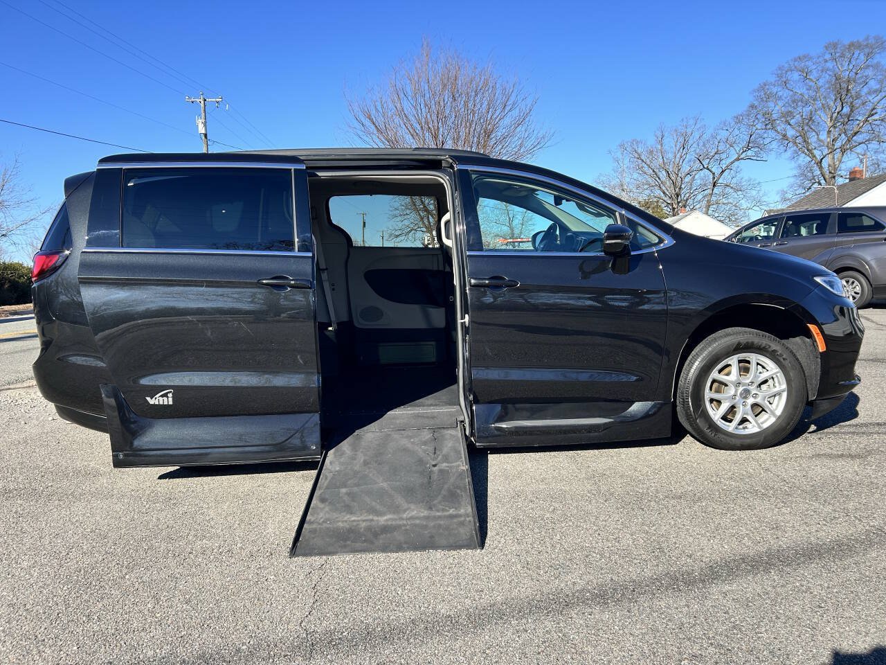 Used 2022 Chrysler Pacifica Touring-L FWD image 3