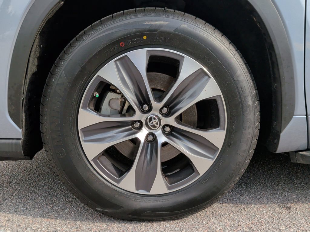 Used 2021 Toyota Highlander XLE FWD image 5