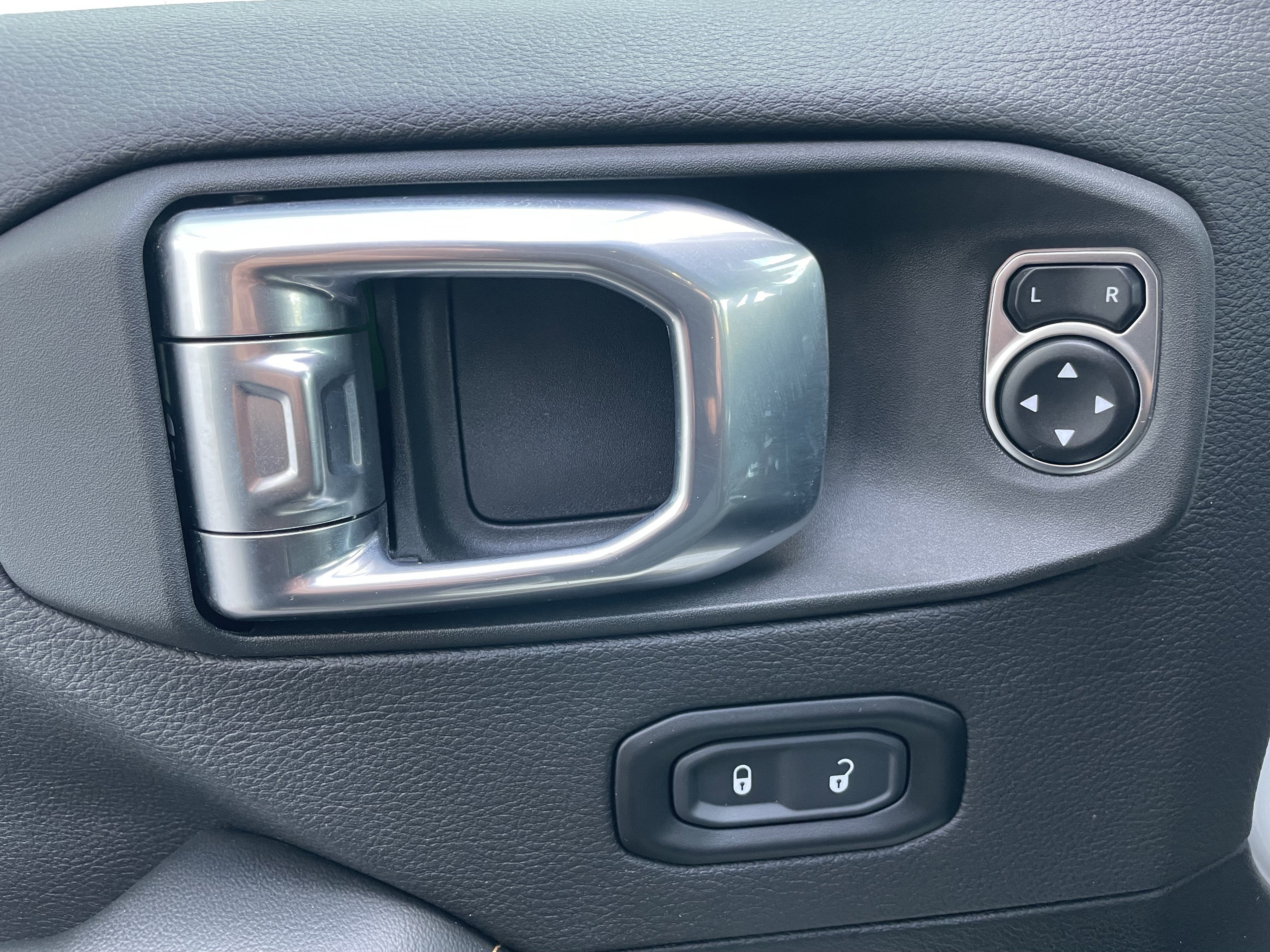 Used 2024 Jeep Wrangler Sahara image 11