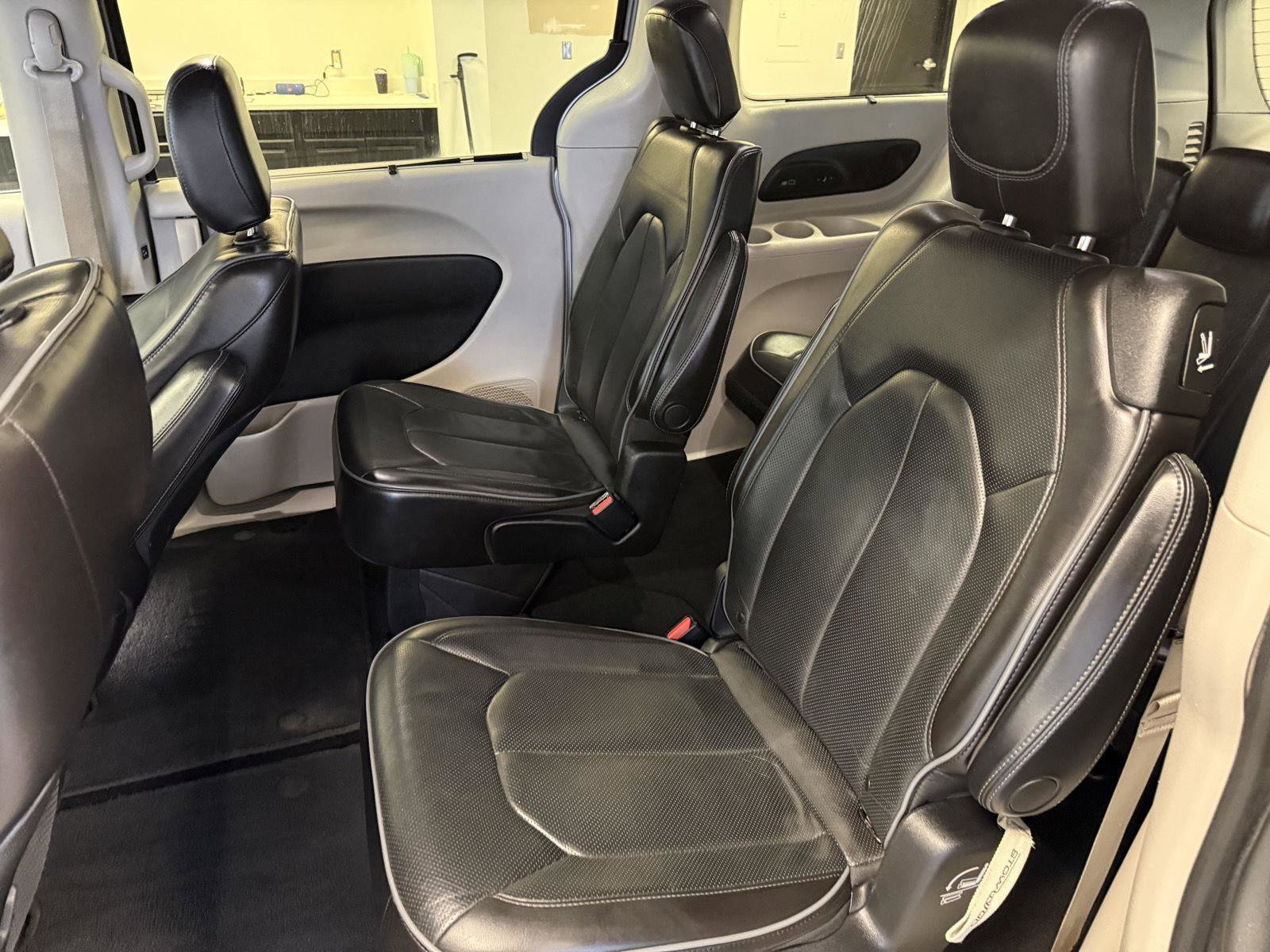 Used 2020 Chrysler Pacifica Limited image 20