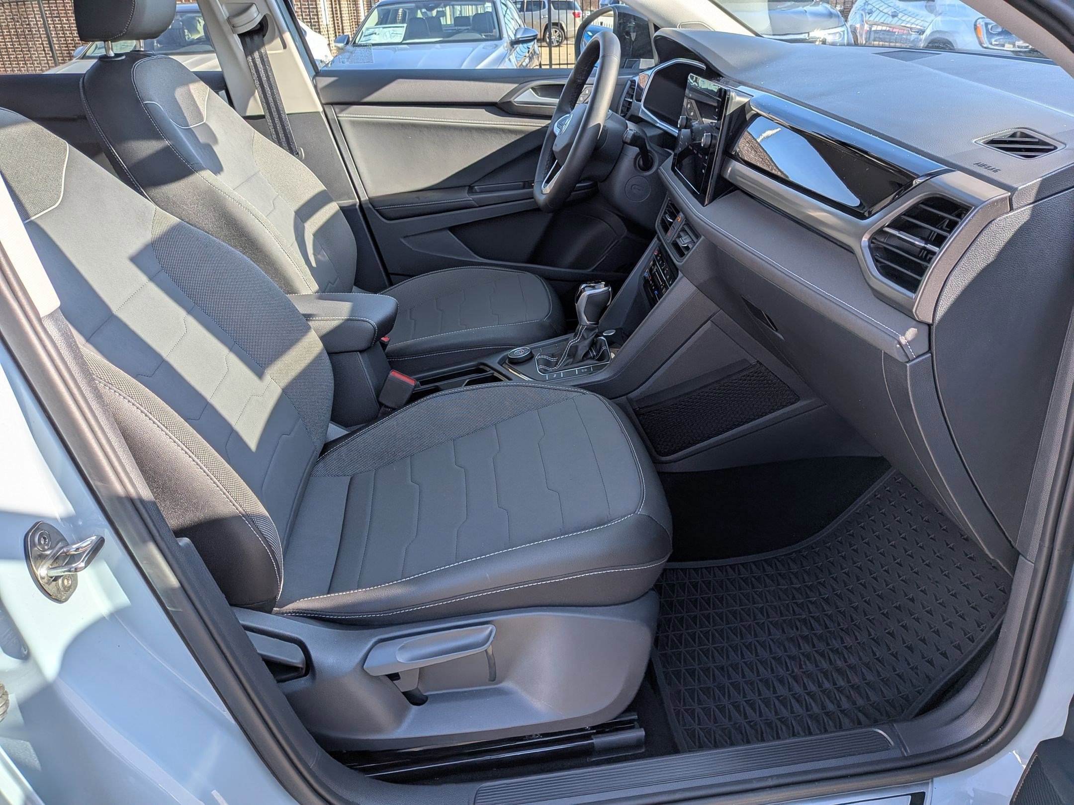 Used 2025 Volkswagen Taos SE image 35