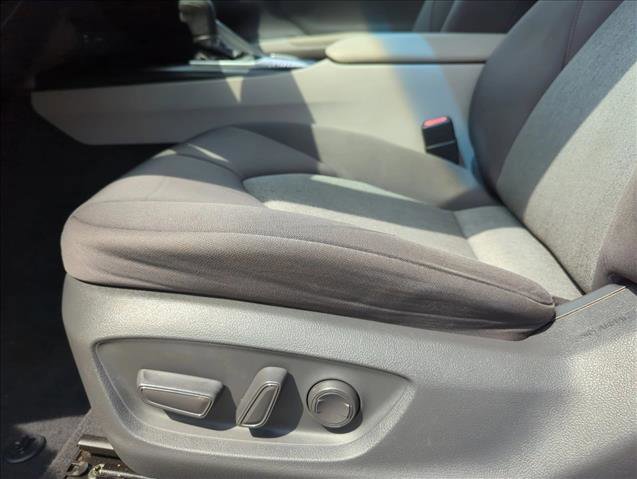 Used 2018 Toyota Camry LE image 11