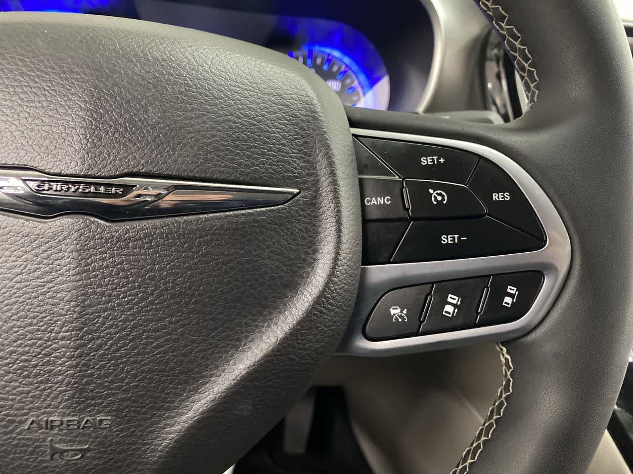 Used 2024 Chrysler Pacifica Touring-L FWD image 20