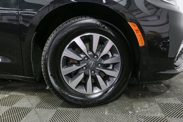 Used 2023 Chrysler Pacifica Touring-L FWD image 15