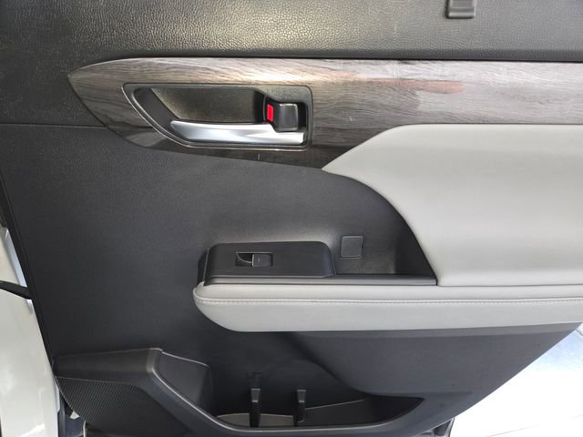 Used 2023 Toyota Highlander Limited image 23