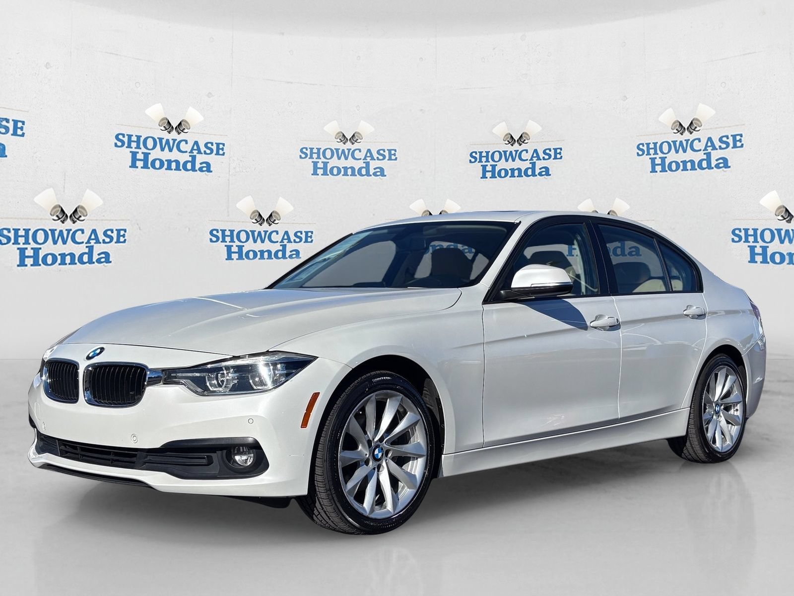 Used 2018 BMW 320i xDrive Sedan AWD/4WD image 2