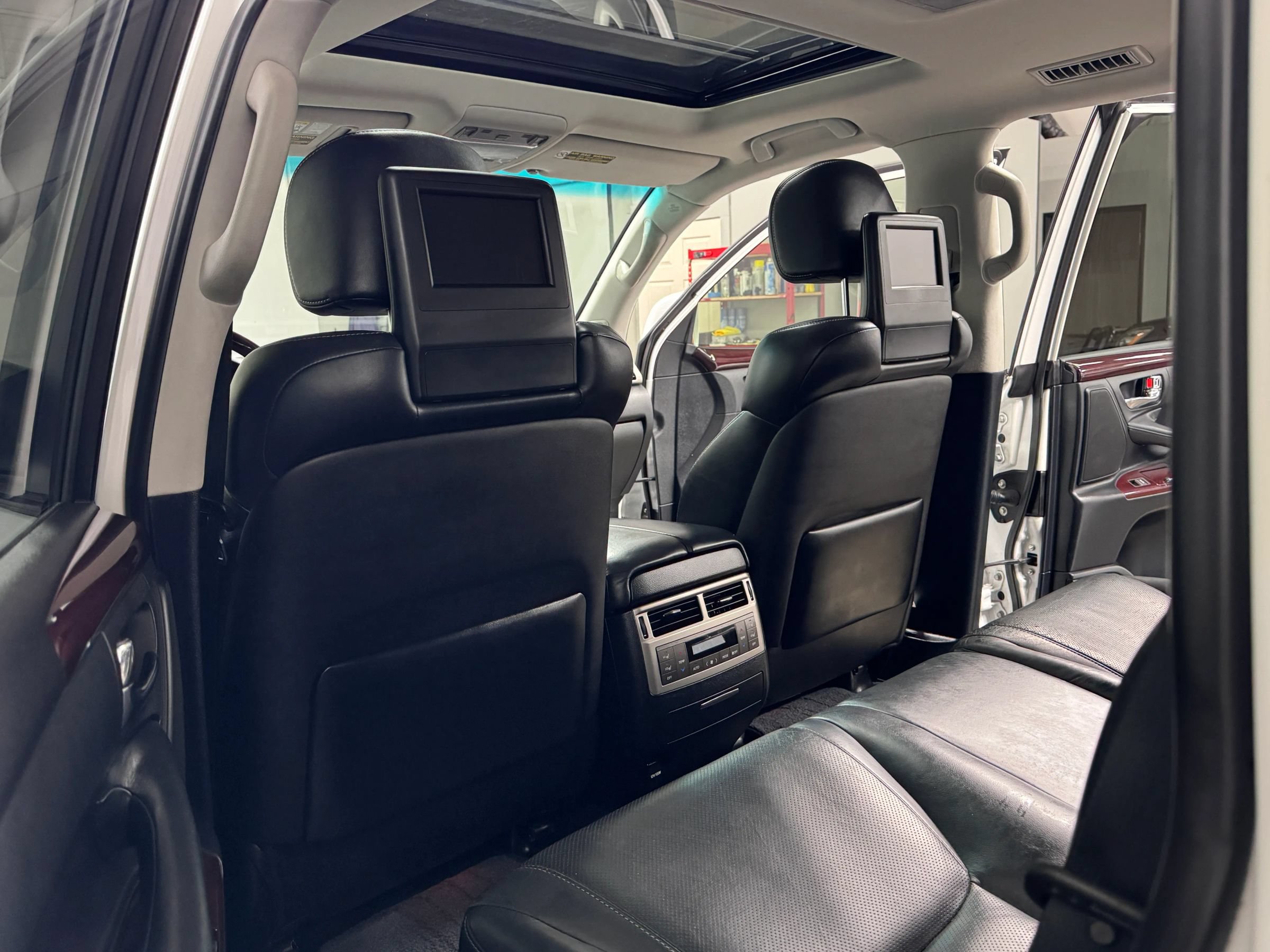 Used 2015 Lexus LX 570 4WD image 19