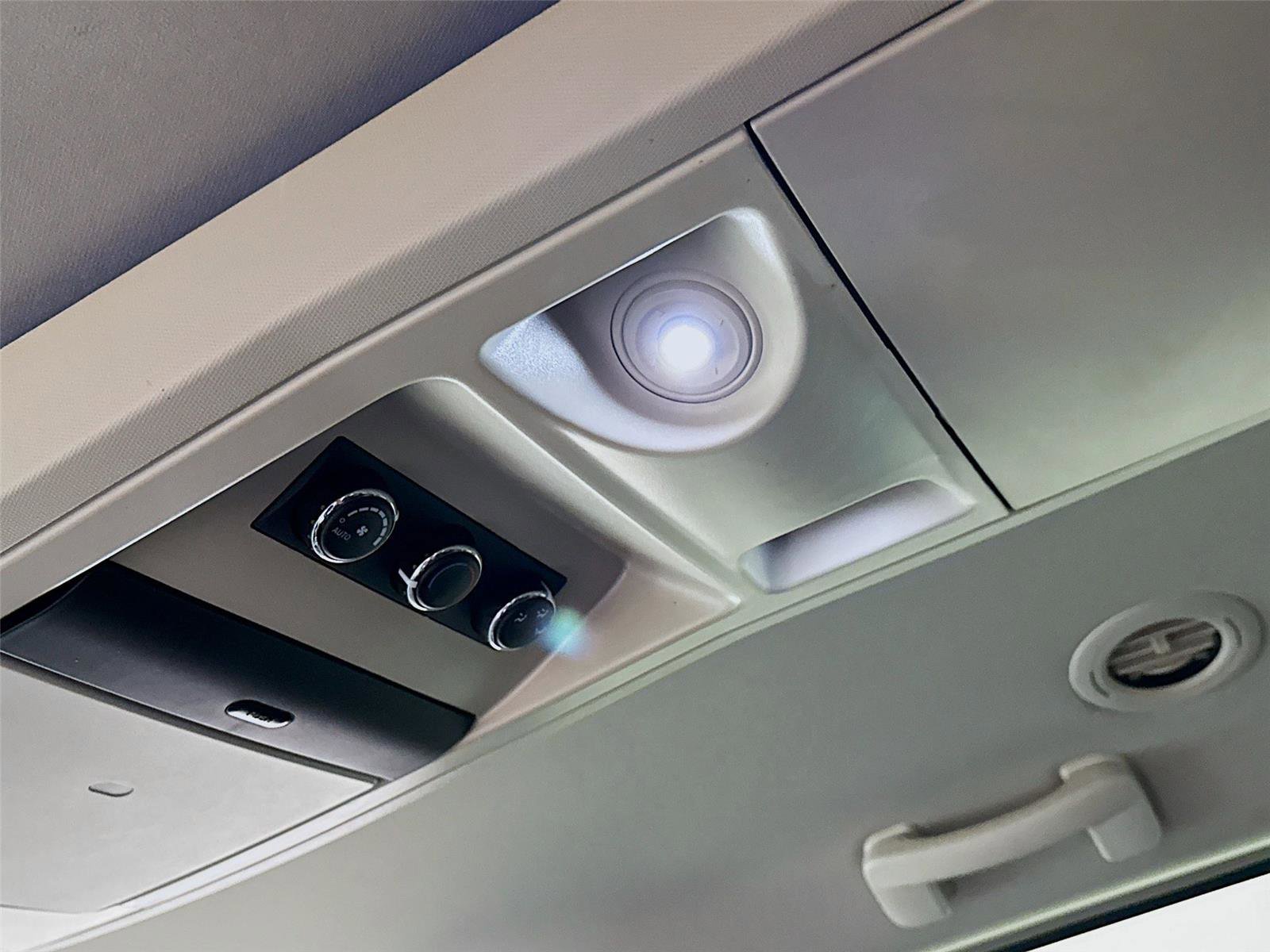 Used 2016 Chrysler Town & Country Touring image 17