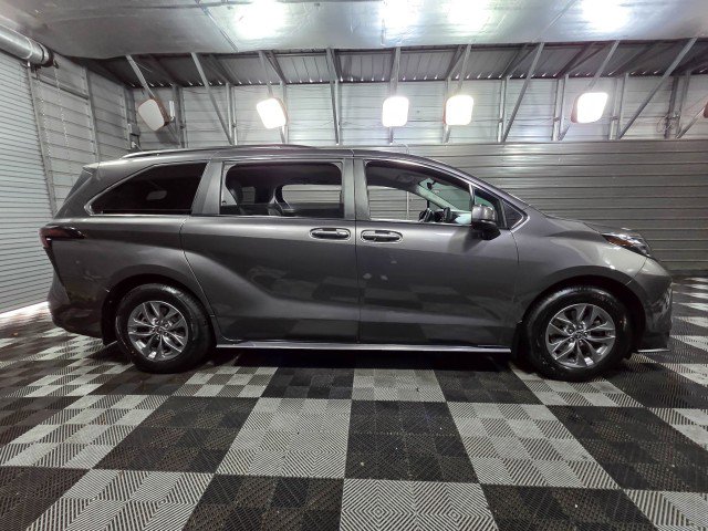 Used 2023 Toyota Sienna LE image 9