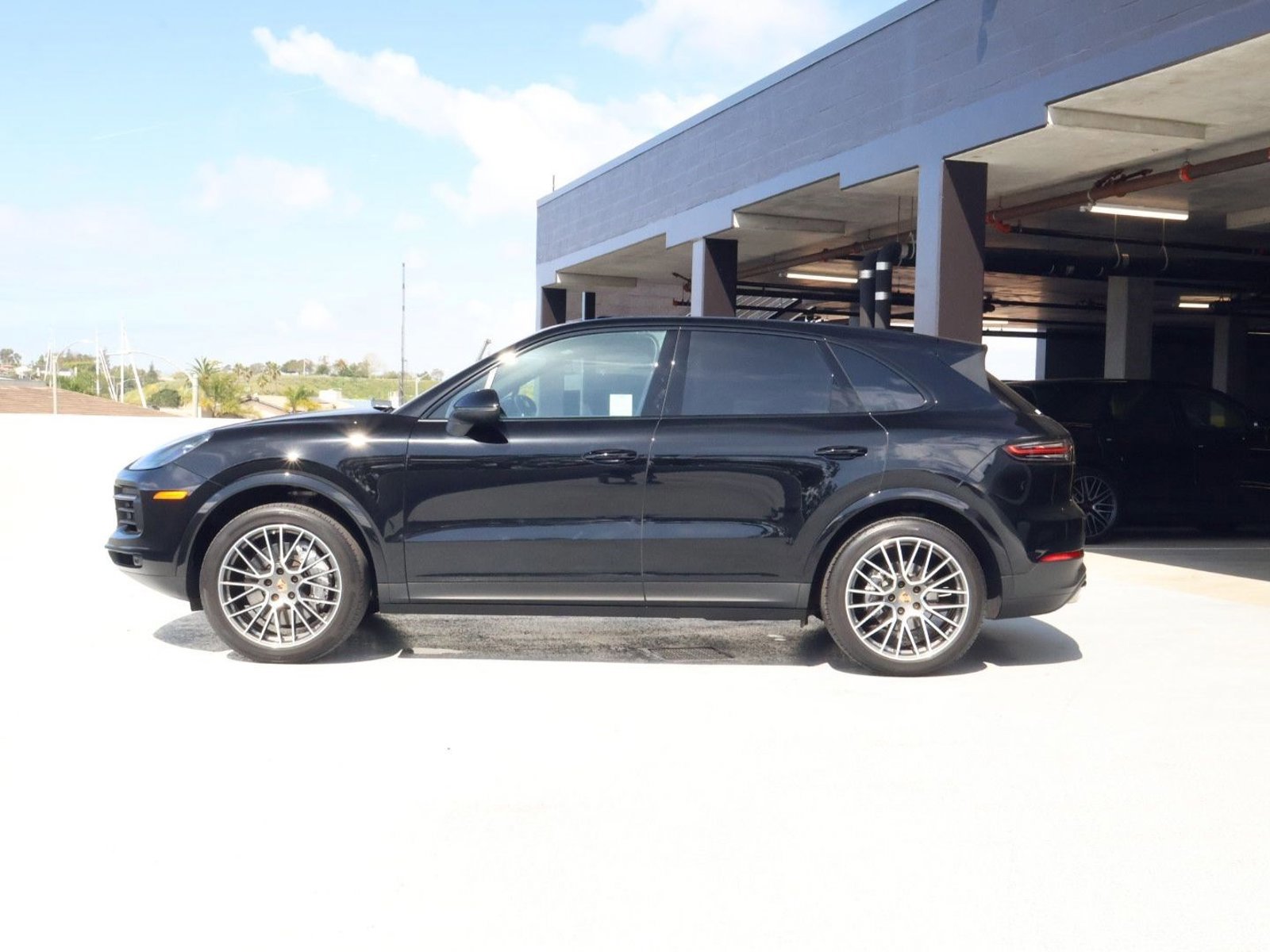 Certified 2023 Porsche Cayenne Platinum Edition image 2