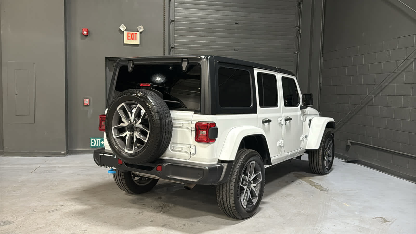 Certified 2024 Jeep Wrangler Unlimited w/ Convenience Group AWD/4WD image 4