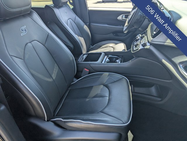 Used 2025 Chrysler Pacifica Premium FWD image 13