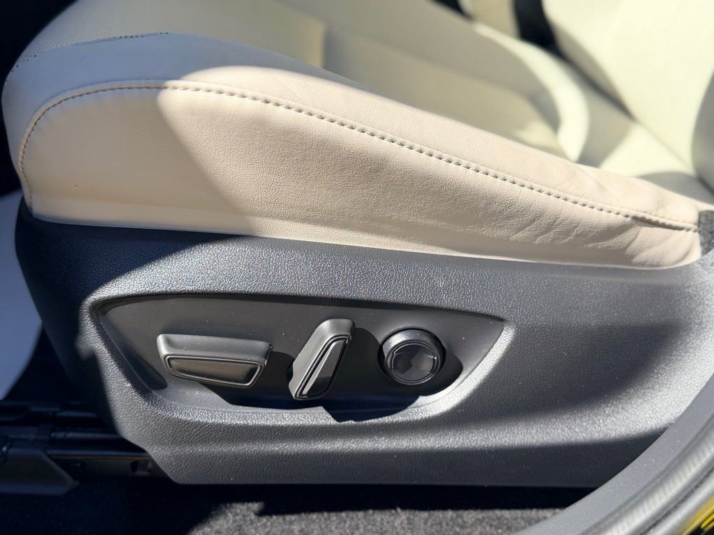 Used 2023 Toyota Crown Limited image 10