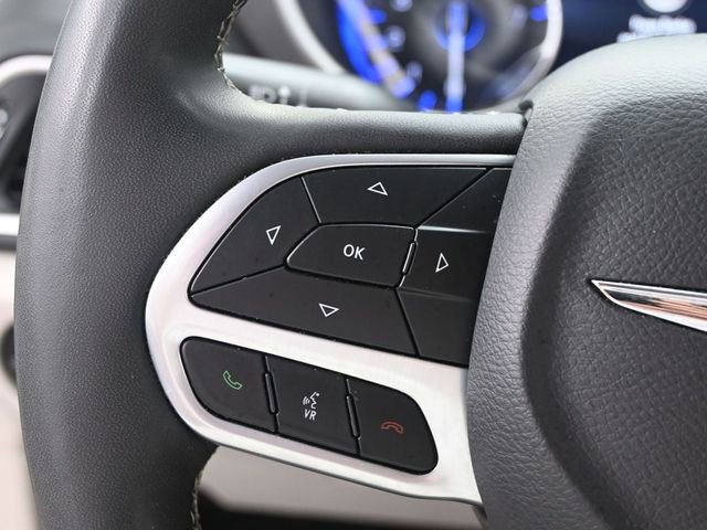 Used 2023 Chrysler Pacifica Touring-L image 15