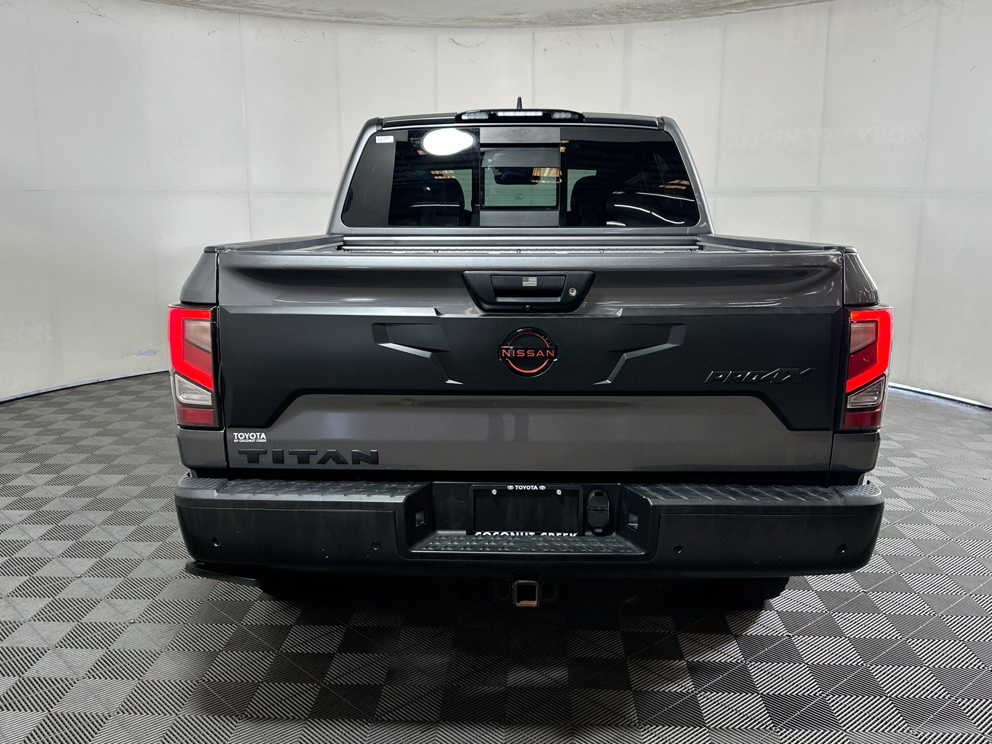 Used 2023 Nissan Titan PRO-4X w/ Pro-4x Convenience Package AWD/4WD image 4