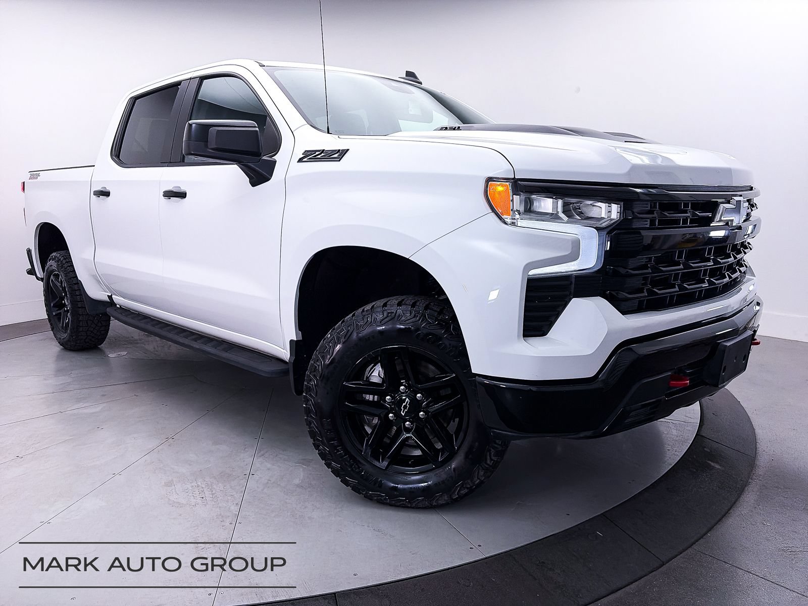 Used 2024 Chevrolet Silverado 1500 LT Trail Boss w/ Convenience Package II AWD/4WD image 2