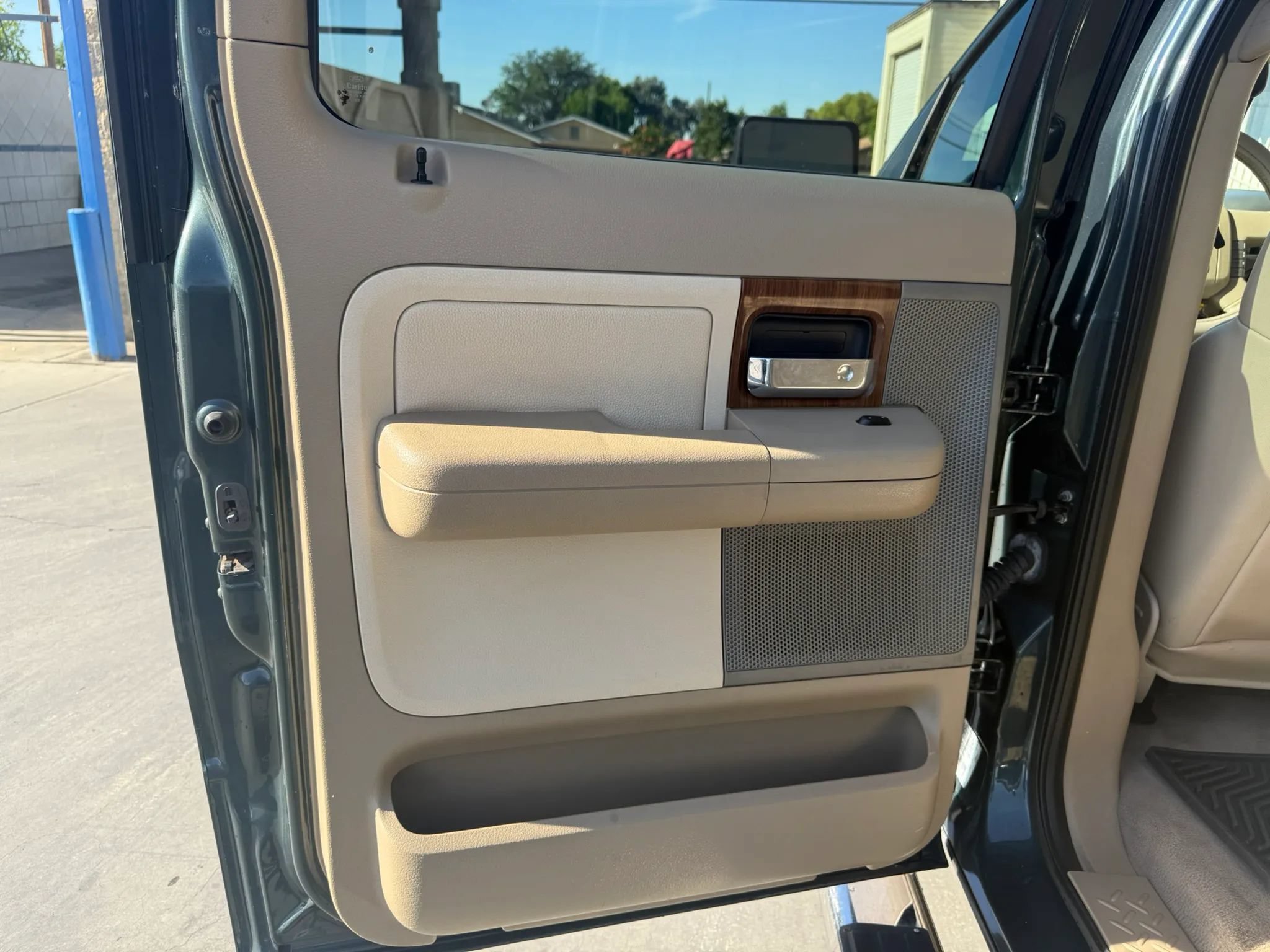 Used 2004 Ford F150 Lariat RWD image 7
