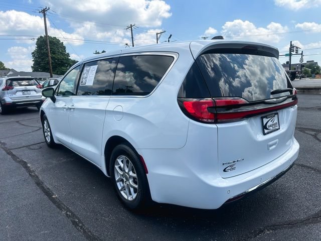 Used 2023 Chrysler Pacifica Touring-L FWD image 6