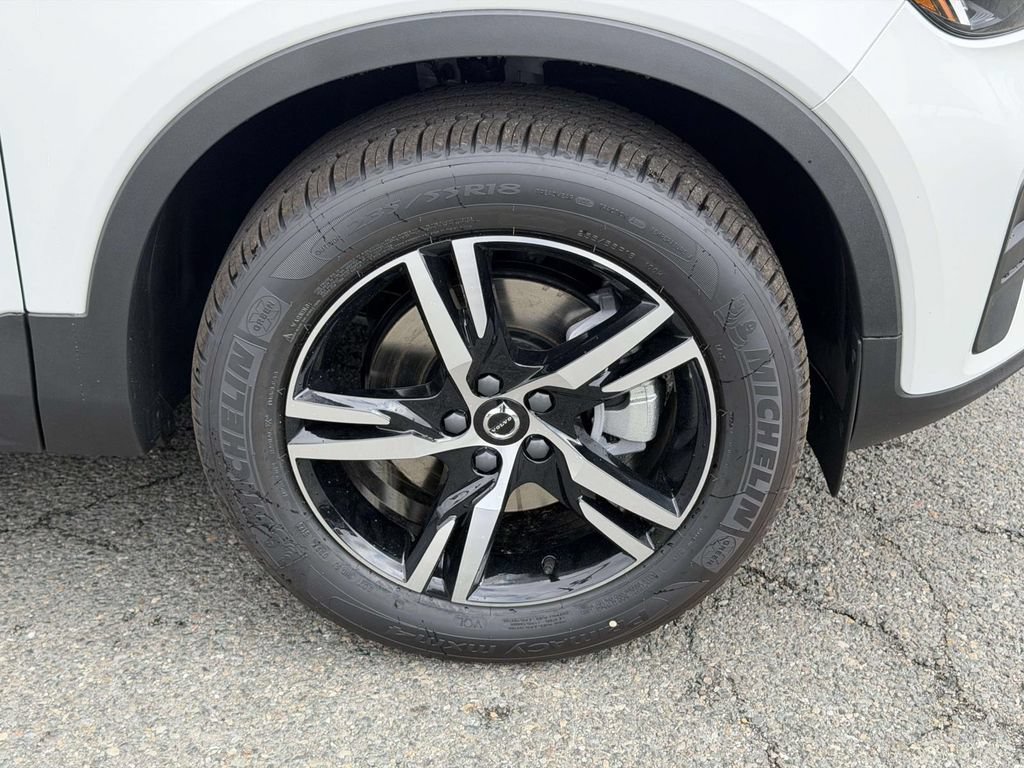 New 2026 Volvo XC40 B4 Core w/ Climate Package FWD image 24