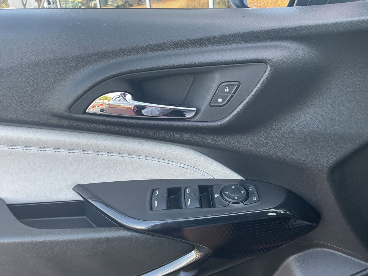 Used 2025 Chevrolet Trax LT FWD image 18