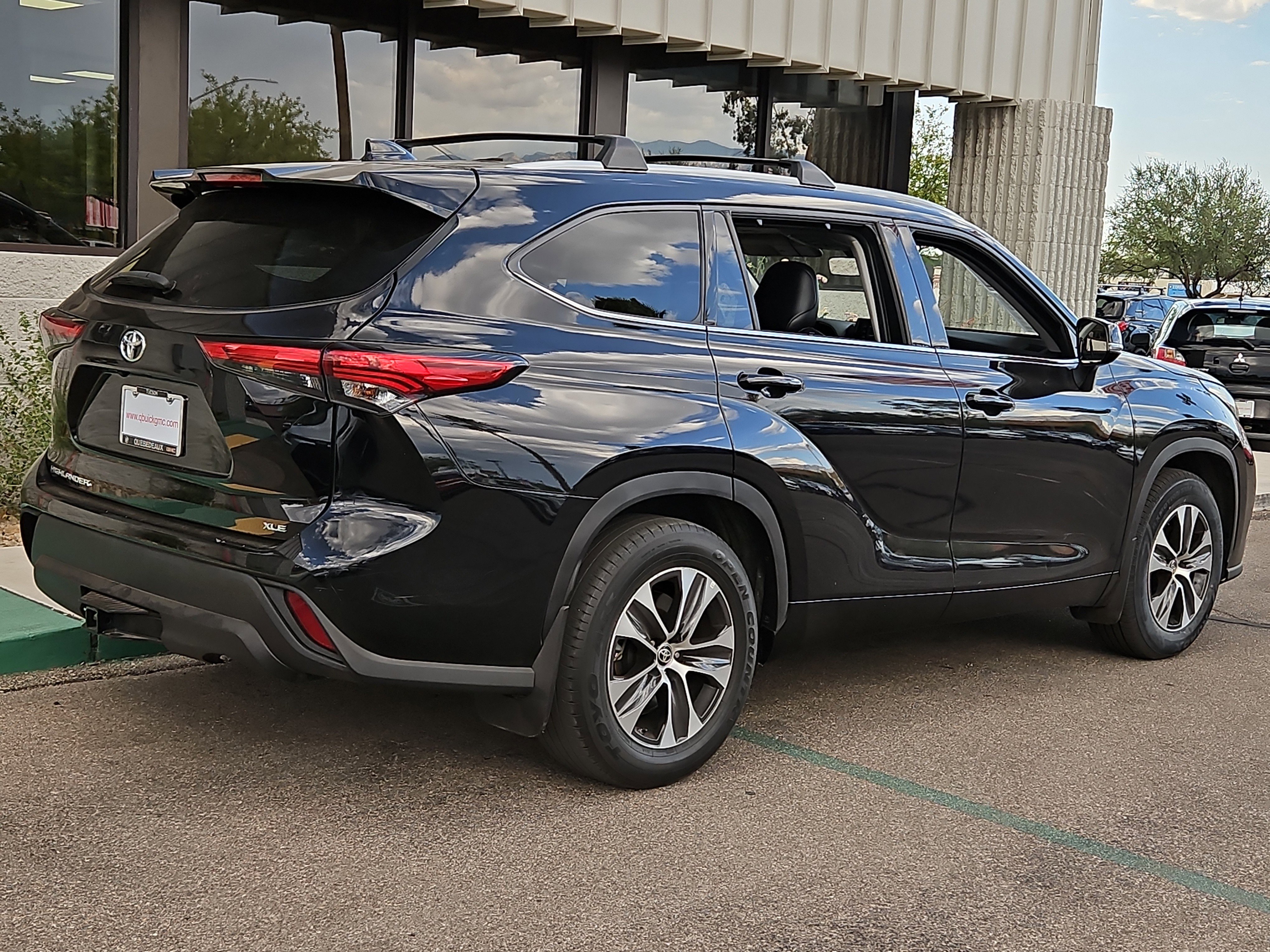 Used 2022 Toyota Highlander XLE image 4