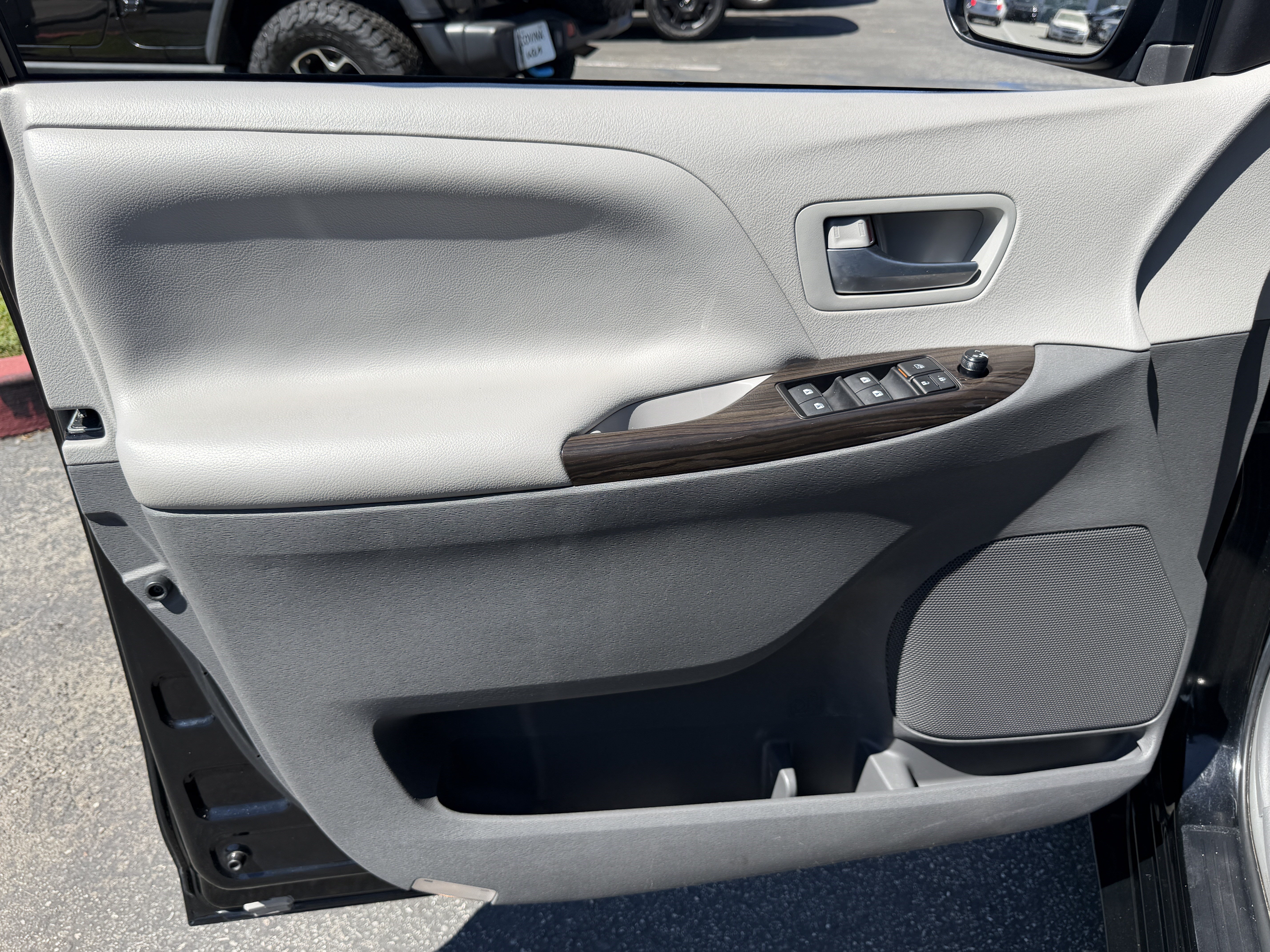 Used 2017 Toyota Sienna XLE w/ XLE Navigation Package FWD image 13