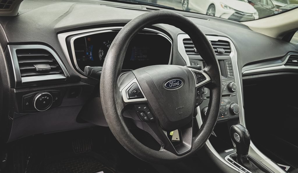 Used 2016 Ford Fusion SE FWD image 2