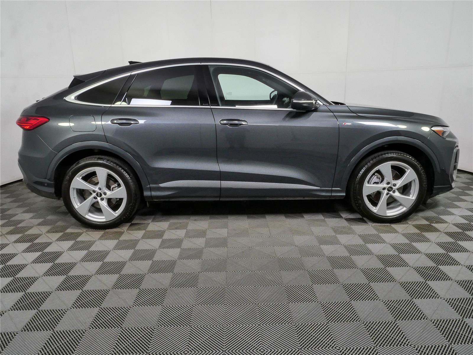 Used 2025 Audi Q5 Prestige w/ 20" Wheel Package AWD/4WD image 2
