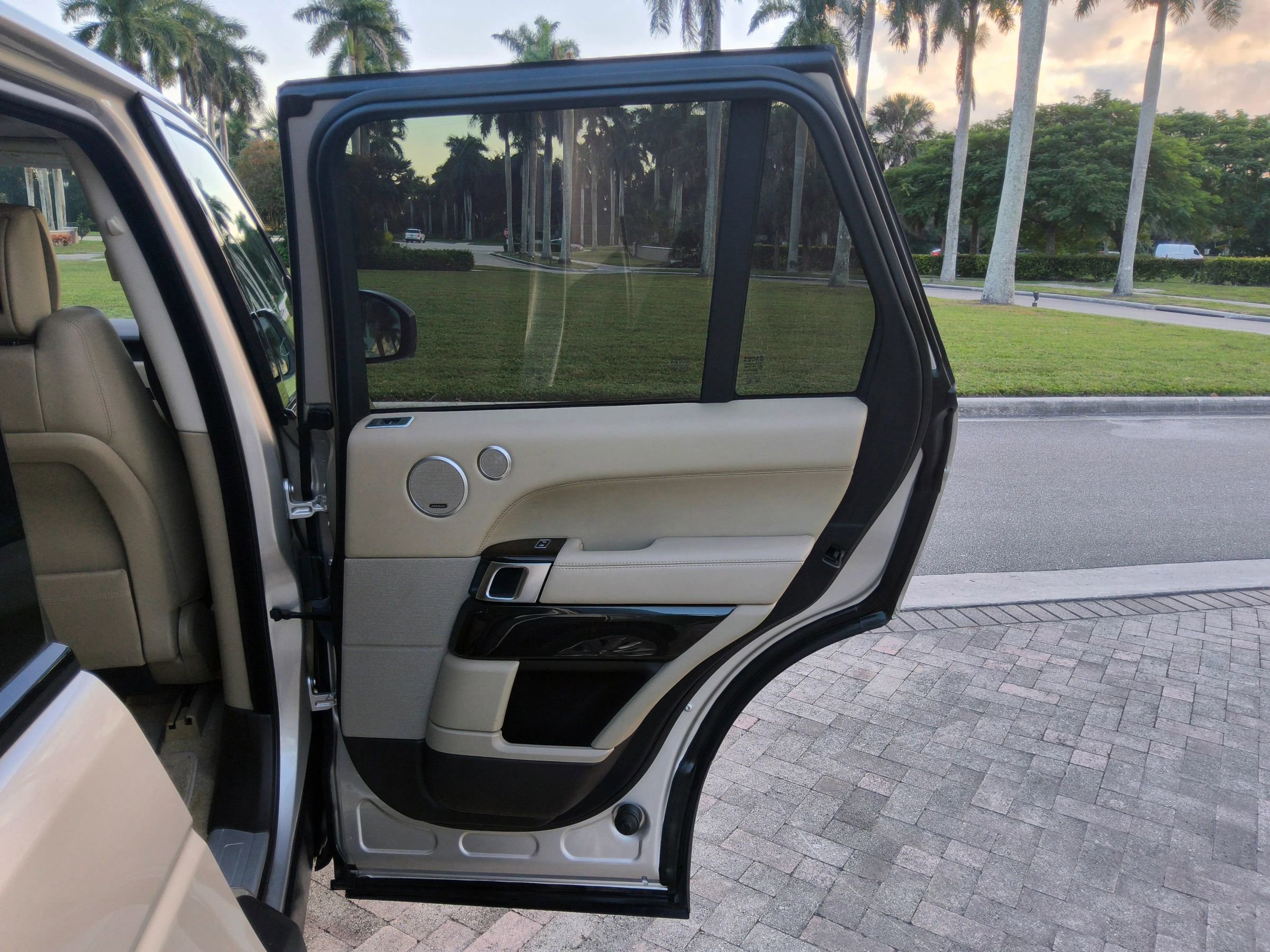 Used 2015 Land Rover Range Rover HSE image 34