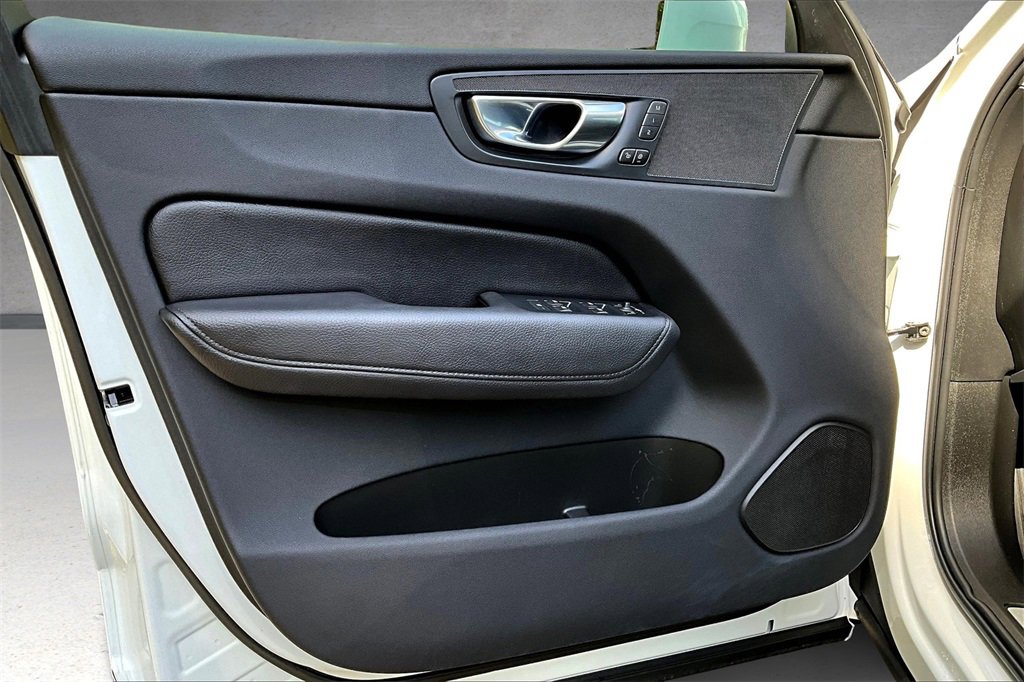 Certified 2022 Volvo XC60 B5 Momentum image 17