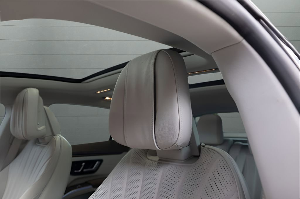 Used 2022 Mercedes-Benz EQS 580 4MATIC Sedan w/ Pinnacle Trim Package image 46