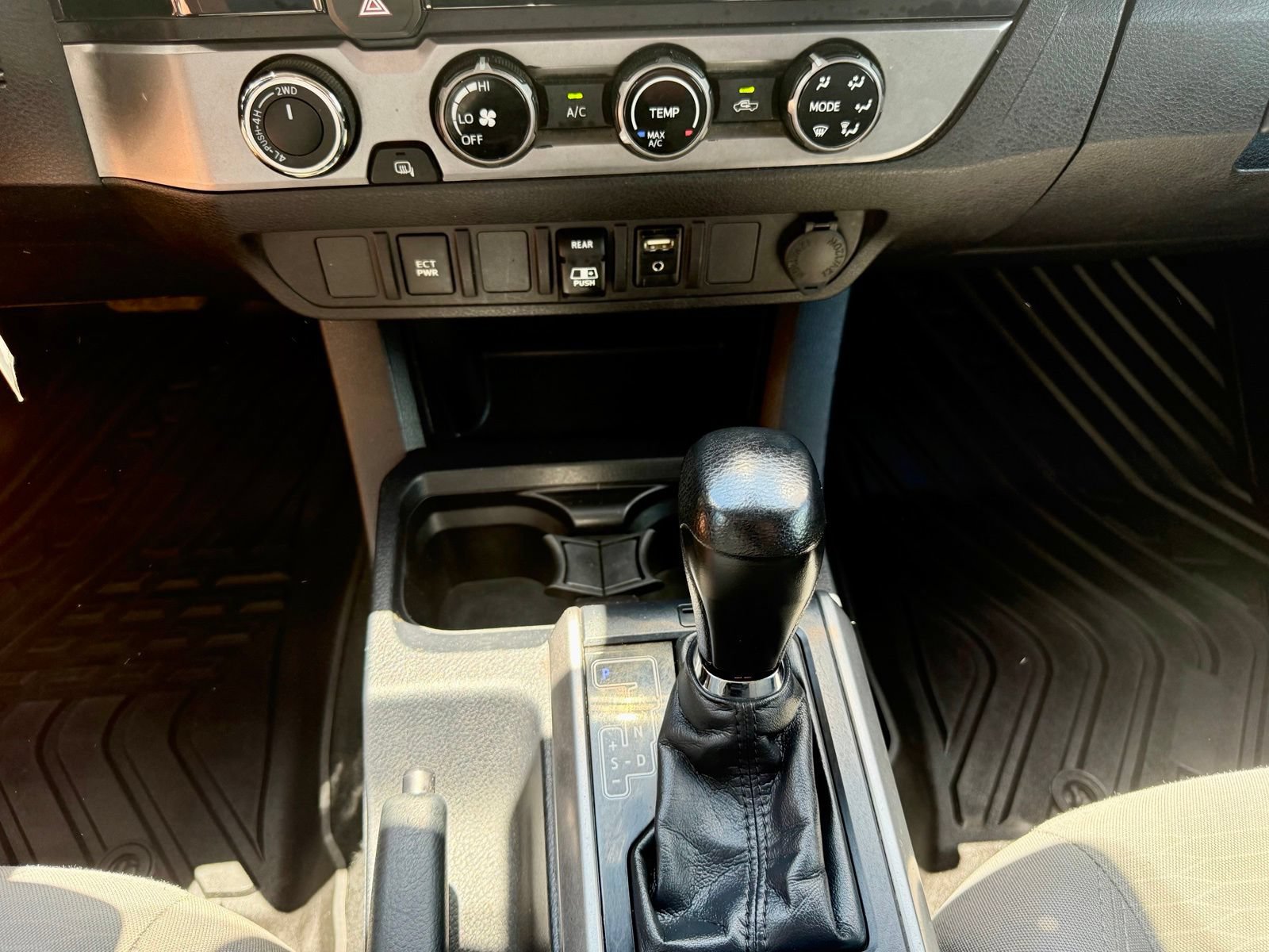 Used 2018 Toyota Tacoma SR5 AWD/4WD image 18