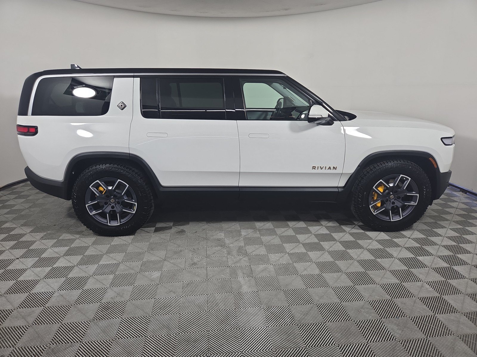 Used 2023 Rivian R1S Adventure AWD/4WD image 40