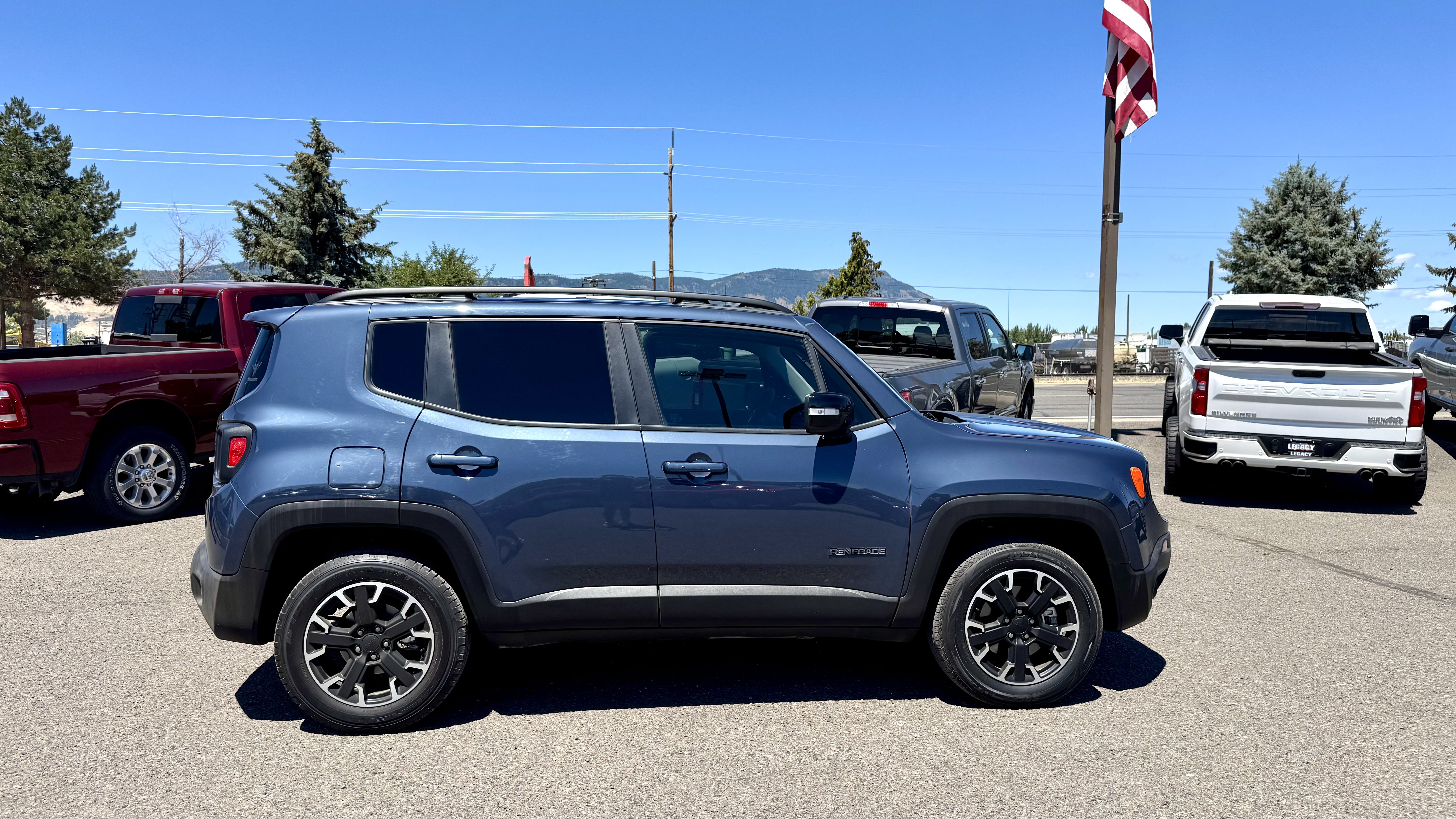 Used 2023 Jeep Renegade Latitude AWD/4WD image 8