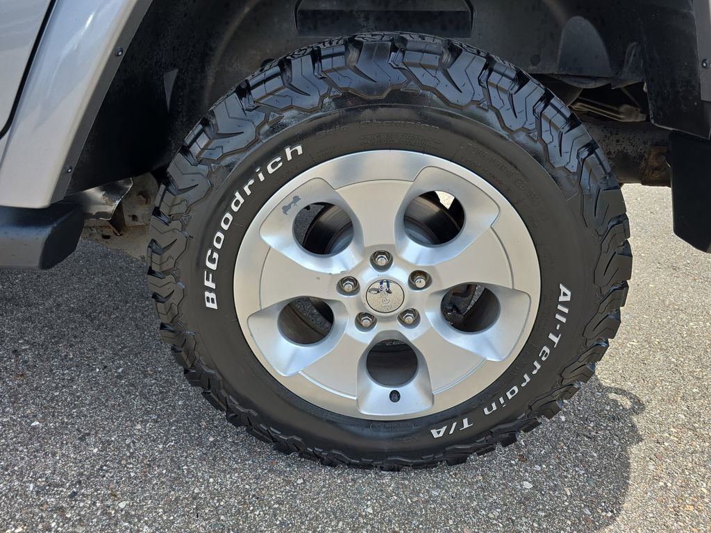Used 2013 Jeep Wrangler Unlimited Sahara w/ Dual Top Group AWD/4WD image 29