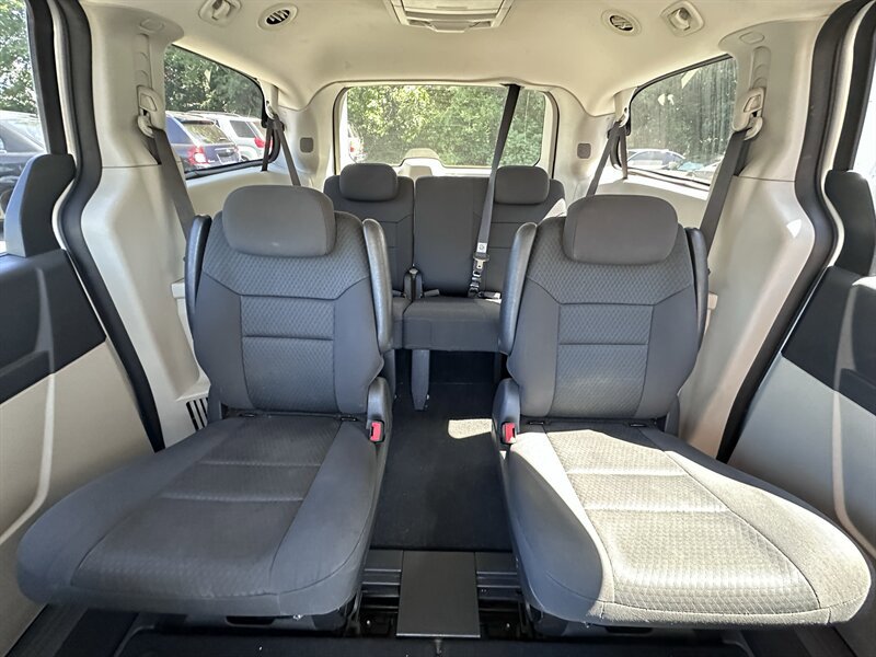 Used 2010 Dodge Grand Caravan SXT FWD image 16