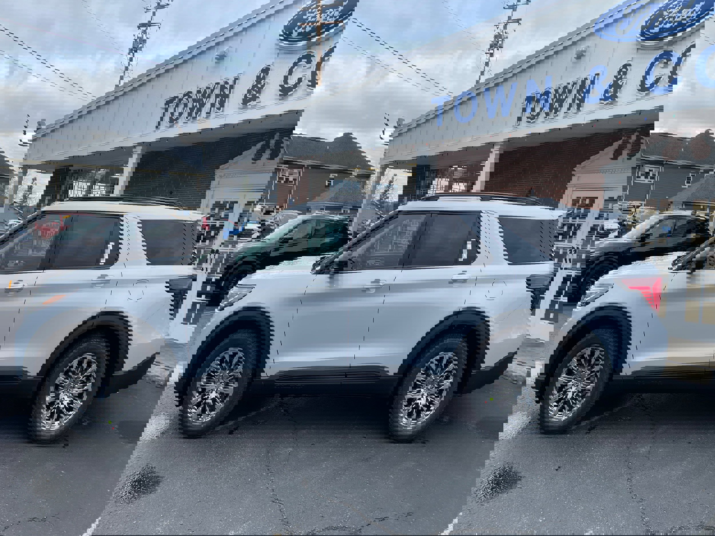 New 2026 Ford Explorer Active w/ Active Comfort Package image 2