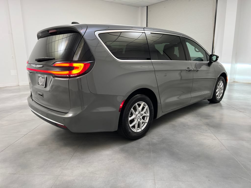 Used 2025 Chrysler Pacifica Select FWD image 9