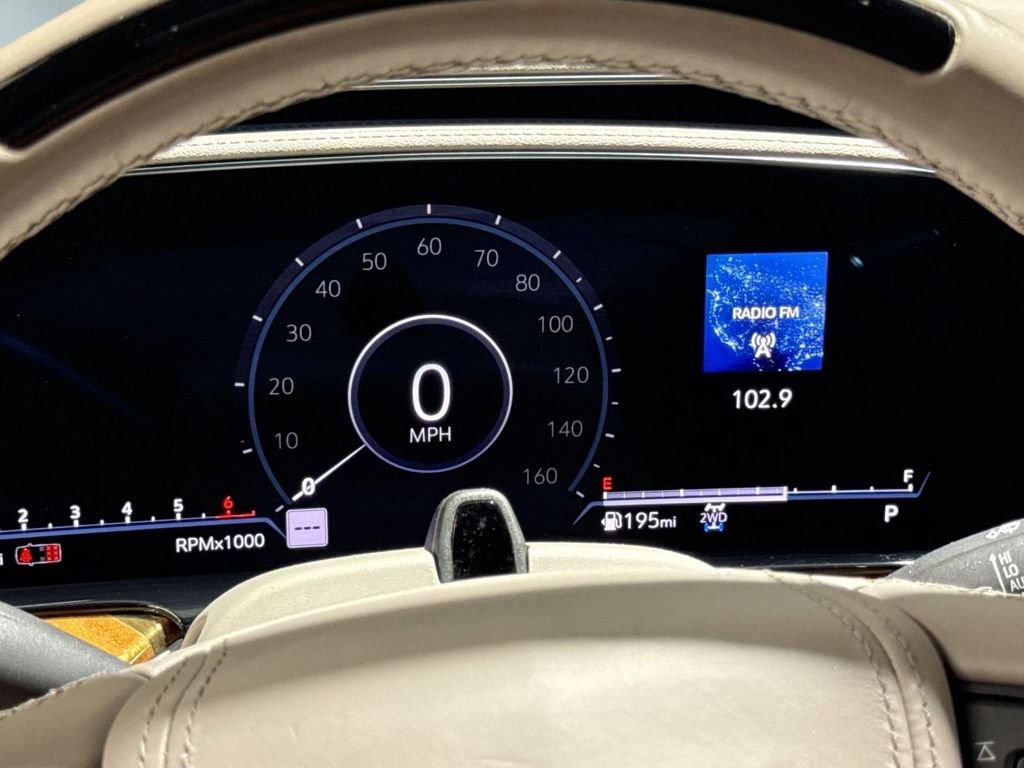 Used 2023 Cadillac Escalade Premium Luxury Platinum AWD/4WD image 18