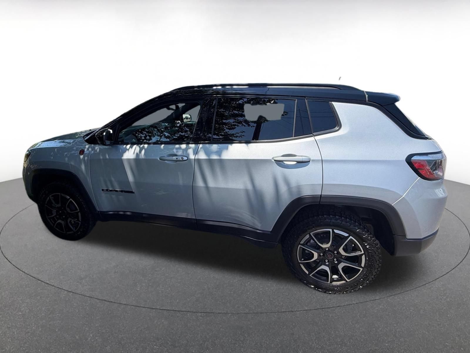 Used 2025 Jeep Compass Trailhawk AWD/4WD image 9