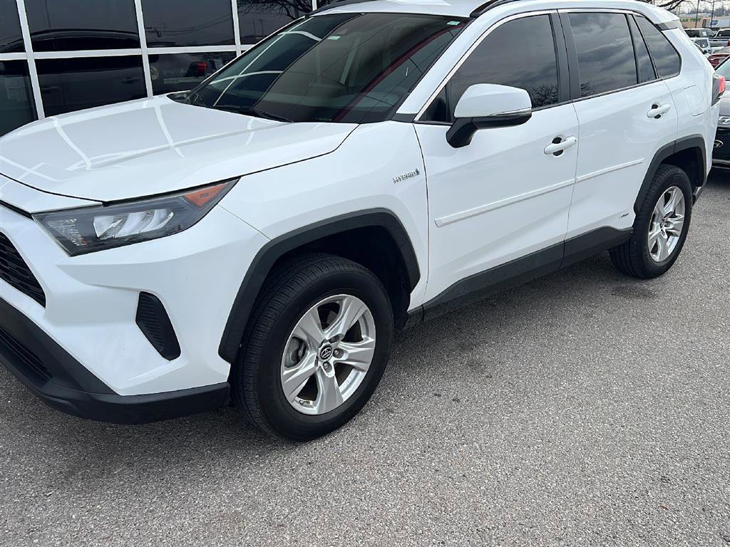 Used 2020 Toyota RAV4 LE image 1