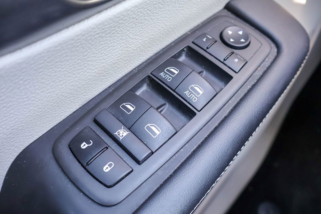 Used 2024 Chrysler Pacifica Touring-L image 18