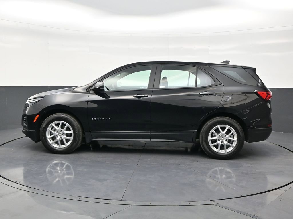 Used 2023 Chevrolet Equinox LS image 2